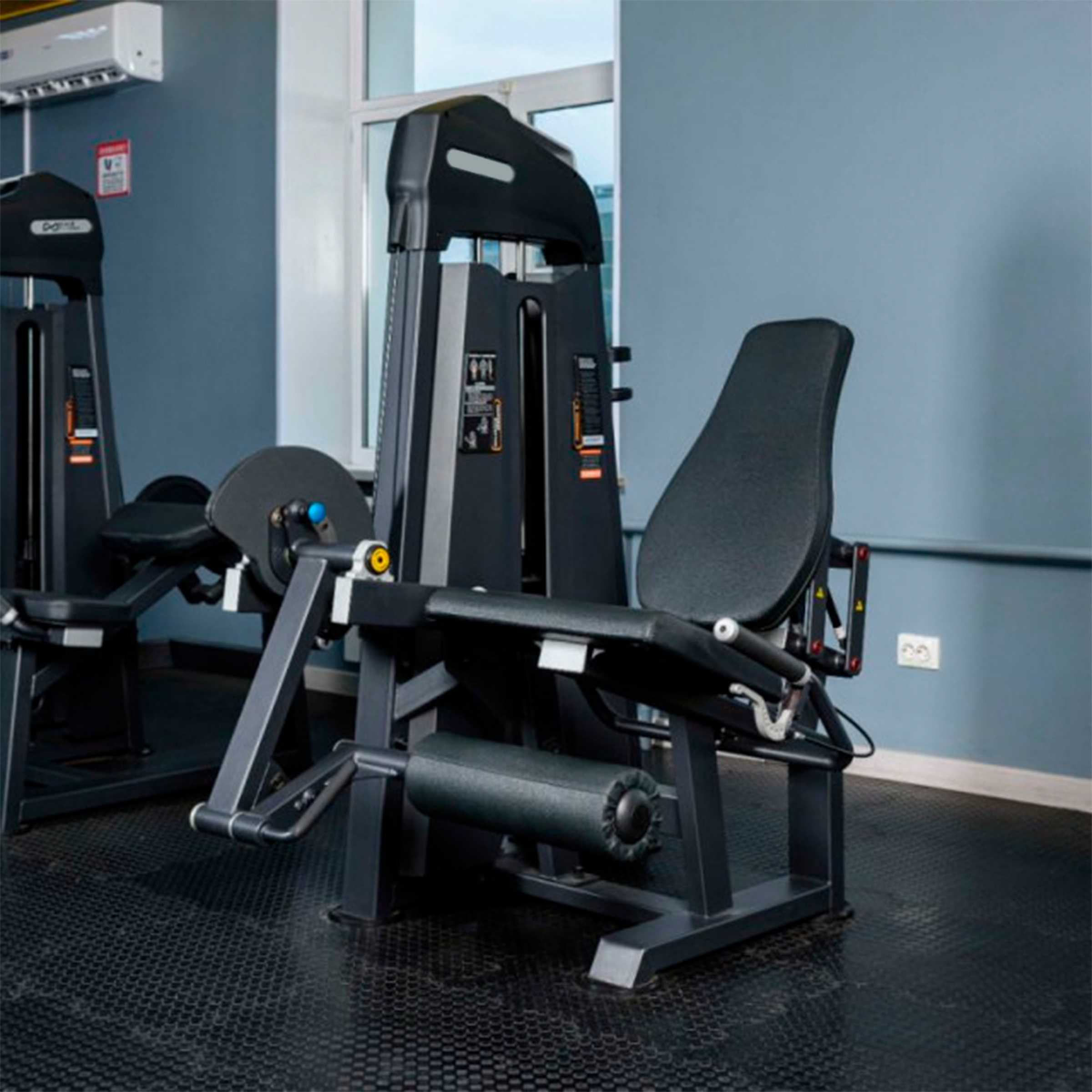Разгибание ног сидя PowerGym U3002C. Стек 110 кг — изображение 2